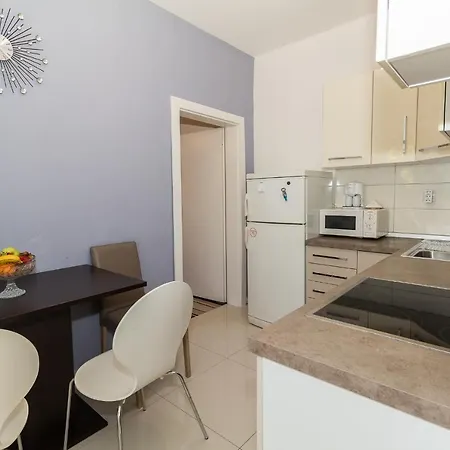 Garden Apartment *